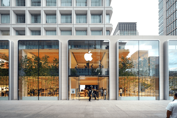 Apple Store丸の内店は、東京駅、二重橋前駅から徒歩でアクセス可能な直営店です。大型の店舗のわりには、比較的混雑度が低くゆったり買い物できます。